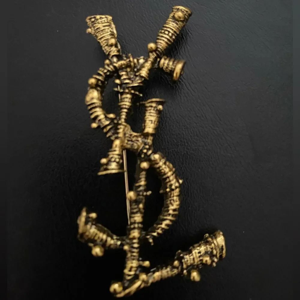 Classic Brooch